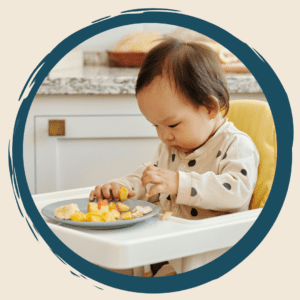 Väikelaps söömas iseseisvalt. Toitumisnõustaja soovitatud lähenemine