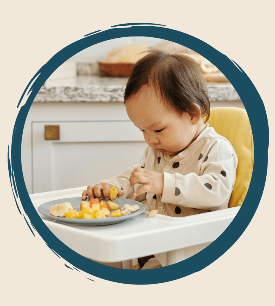 Väikelaps söömas iseseisvalt. Toitumisnõustaja soovitatud lähenemine