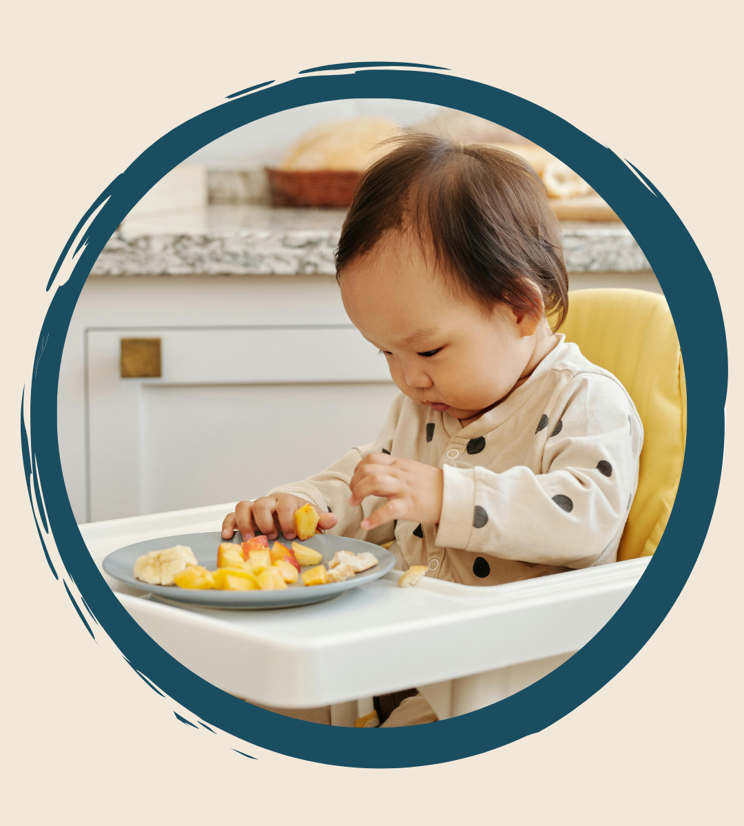 Väikelaps söömas iseseisvalt. Toitumisnõustaja soovitatud lähenemine