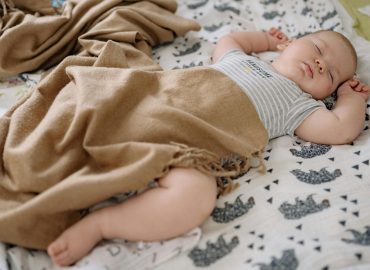 Beebi magamiskott voodis magava beebiga – turvaline ja mugav unevahend beebile